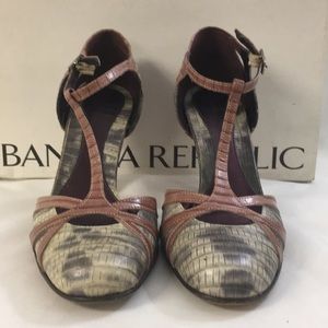 LADIES BANANA REPUBLIC TINA HEELS